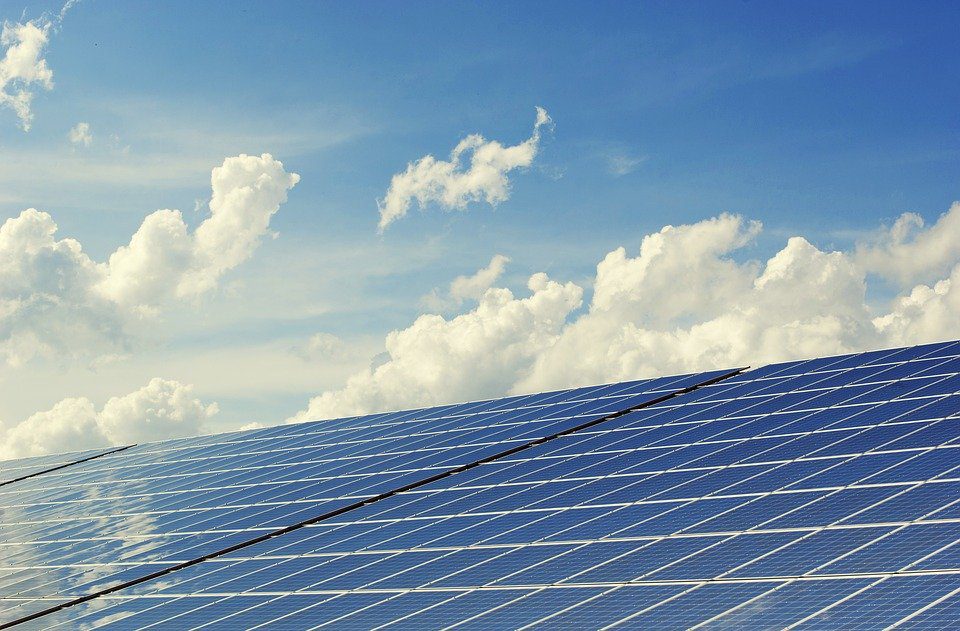 sistema de energía solar junto con nubes.