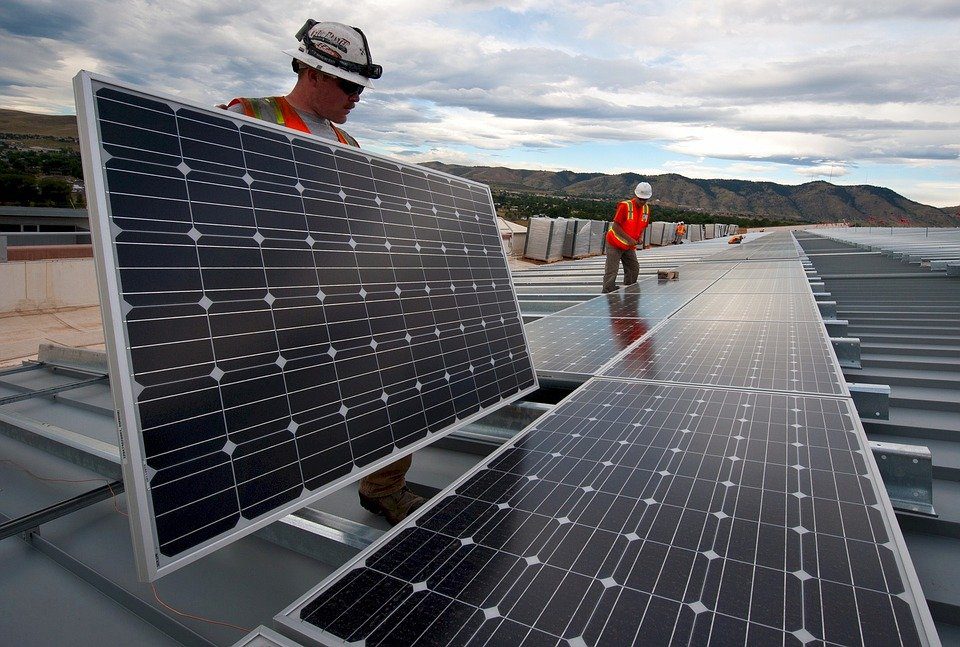 Instalando paneles solares bajo nubes.