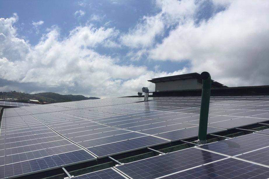 Paneles solares con nubes en el cielo.