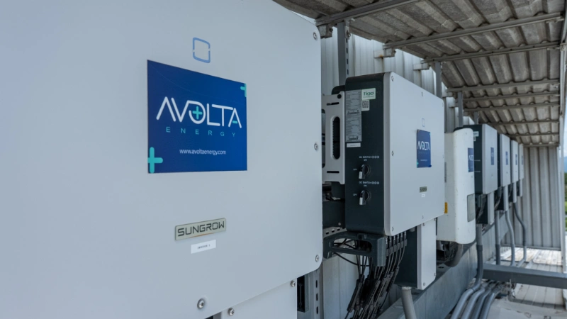 Serie de inversores fotovoltaicos montados en pared para gestión y conversión de energía solar.